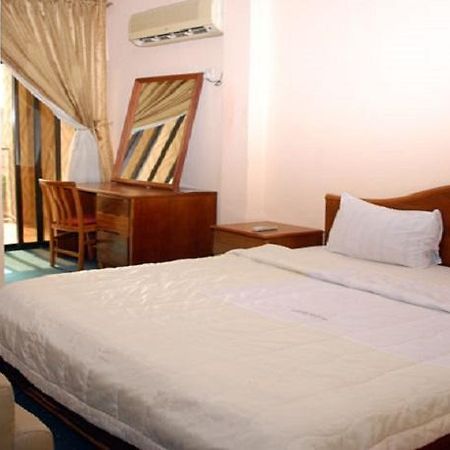 รอยัล มาร์เบิล โฮเต็ล ลิมิเต็ด Hotel เบนินซิตี้ ภายนอก รูปภาพ